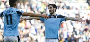 Luis Alberto (d.) y Joaqu&iacute;n Correa se abrazan durante la celebraci&oacute;n de los dos tantos con los que la Lazio derrot&oacute; al Bolonia, en duelo de la Serie A.