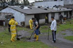 Personal del Cuerpo de Bomberos realizan labores de limpieza en la casa donde se filtraron las aguas lluvias. Foto: Miguel Jim&eacute;nez / El Tel&eacute;grafo