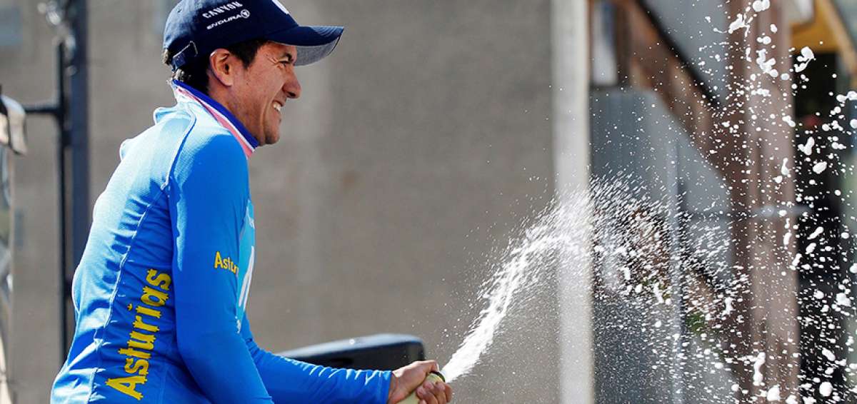 Richard Carapaz festeja su segundo t&iacute;tulo en la Vuelta a Asturias. Ahora va por el Giro, que comenzar&aacute; este fin de semana en Bologna.
