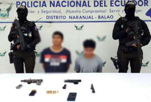 Armas y municiones decomisadas tras la detención de dos sospechosos en Naranjal.