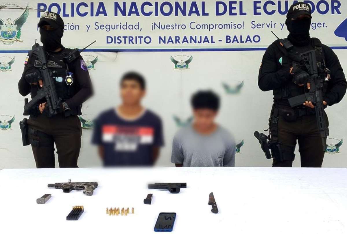 Armas y municiones decomisadas tras la detención de dos sospechosos en Naranjal.