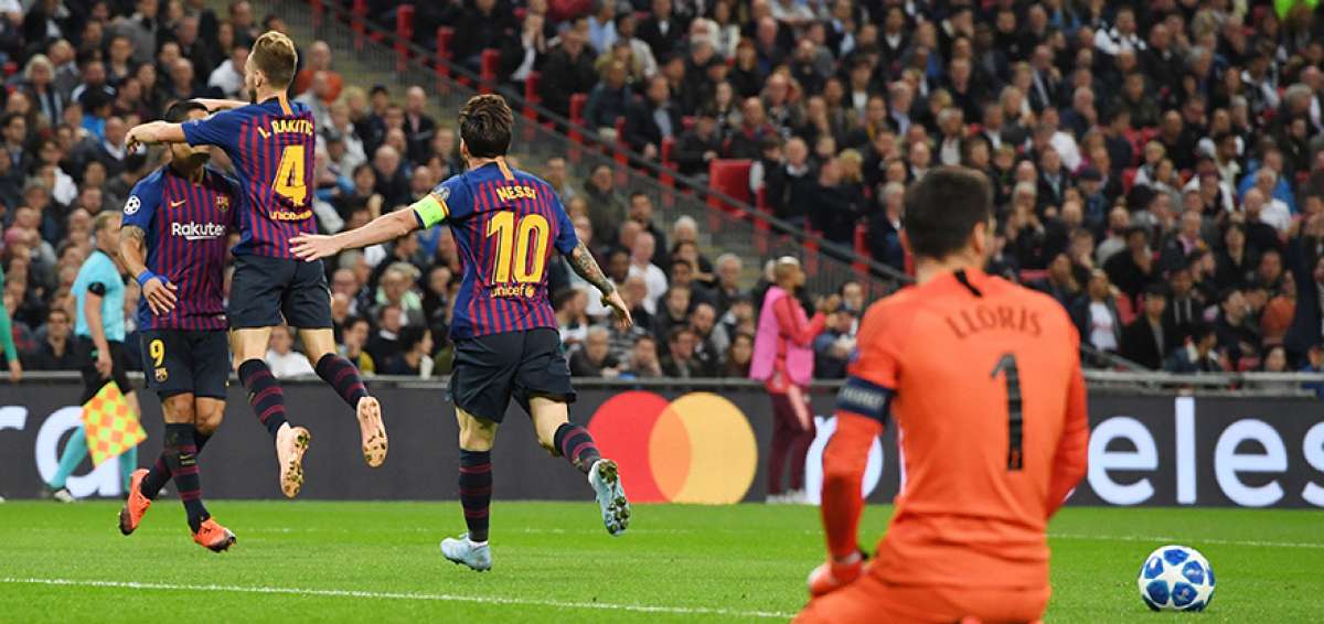Los jugadores del Barcelona de Espa&ntilde;a. Su&aacute;rez, Rakitic y Messi, celebran uno de los cuatro tantos con los que su equipo venci&oacute; al Tottenham, en partido de la segunda fecha de la Liga de Campeones de Europa, este mi&eacute;rcoles 3 de octubre en Londres.