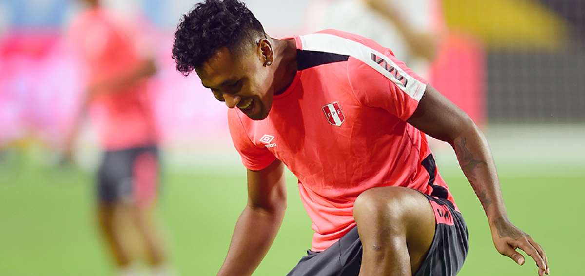 El jugador peruano Renato Tapia domina la pelota durante uno de los entrenamientos de su selecci&oacute;n en Lima.