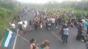 Los manifestantes dicen rechazar la Ley Org&aacute;nica de R&eacute;gimen Especial de Gal&aacute;pagos. Foto tomada de la cuenta de Twitter @juanmorla2015