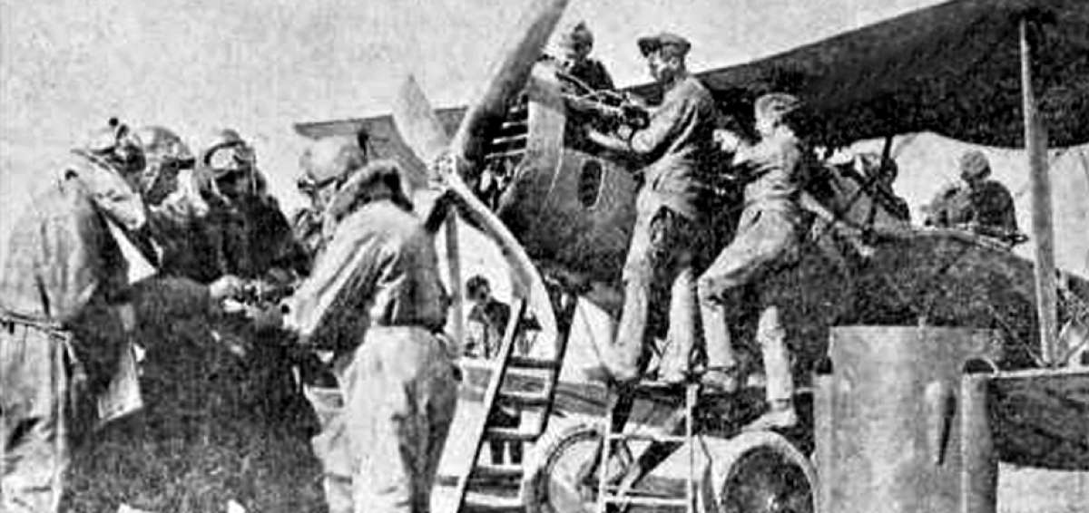 Pilotos ingleses preparan sus aviones para salir