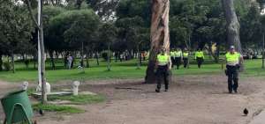 Polic&iacute;a desaloja personas del Parque La Carolina