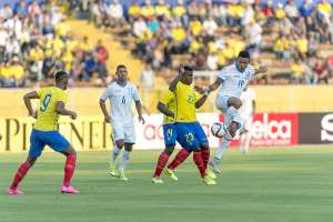 Fidel Mart&iacute;nez (i) espera el pase de Miller Bola&ntilde;os (c). Ambos conformaron ayer la sociedad m&aacute;s peligrosa de la &lsquo;Tricolor&rsquo; frente a la Selecci&oacute;n de Honduras. Foto: Fernando Sandoval / El Tel&eacute;grafo