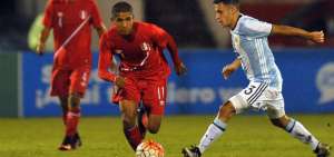 El delantero peruano Roberto Siucho marca al lateral argentino Milton Valenzuela, quien hoy ser&aacute; titular.