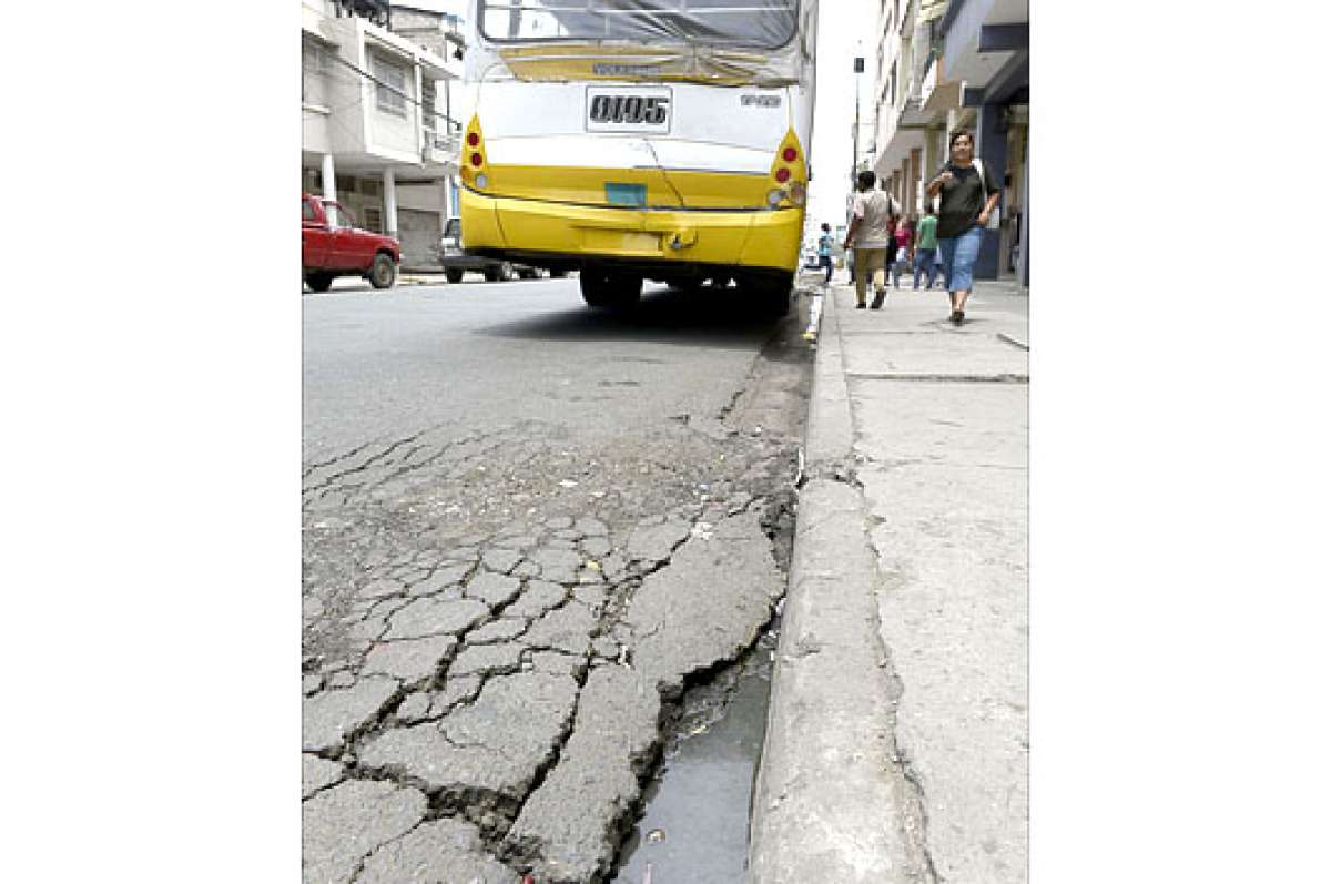 La calle 1&deg; de Mayo se agriet&oacute; desde que aument&oacute; el tr&aacute;fico de buses de transporte urbano que proviene de Dur&aacute;n. Foto: Lylibeth Coloma |  El Tel&eacute;grafo