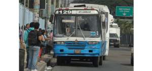 Las unidades de transporte m&aacute;s antiguas se diferencian del resto de la flota por los colores celeste y blanco pintados en su carrocer&iacute;a.