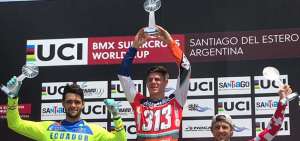El ecuatoriano Alfredo Campo (i) en el podio general de la prueba. El primer lugar fue para el holand&eacute;s Niek Kimmann, y el tercero para el suizo David Graf.
