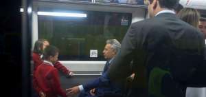 Alumnos de la Unidad Educativa Juan Francisco Leoro V&aacute;zquez junto al presidente Len&iacute;n Moreno realizaron el primer recorrido de prueba del Metro de Quito.