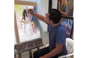 El artista pl&aacute;stico del recinto Lechugal ha perfeccionado sus destrezas para retratar desnudos y figuras del cuerpo humano. Foto: Ninibeth Bustamante.