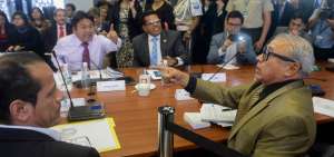 Los asamble&iacute;stas de PAIS Fausto Cayambe (de camisa), &Aacute;lex Guam&aacute;n (centro), Gina Godoy y Marisol Pe&ntilde;afiel, de pie atr&aacute;s, cuestionan al legislador Ren&eacute; Yand&uacute;n (traje crema y camisa negra) por interrumpir la intervenci&oacute;n del ministro C&eacute;sar Navas.