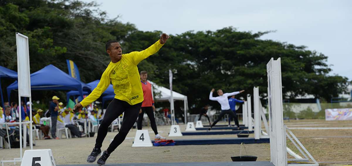 Len&iacute;n Rodr&iacute;guez (amarillo), ganador del oro en la prueba de pista, participa en la disciplina de lanzamiento de granada, en la modalidad de distancia. 