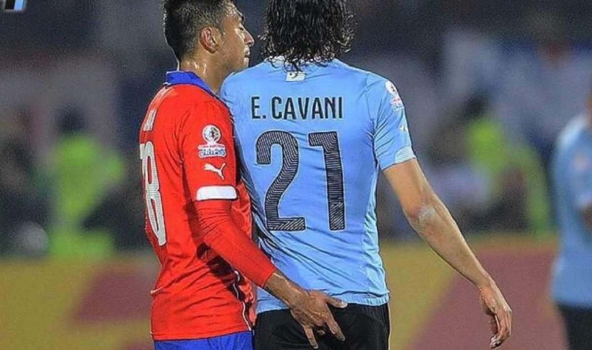 Cavani, expulsado por una rara provocaci&oacute;n de Jara (video)