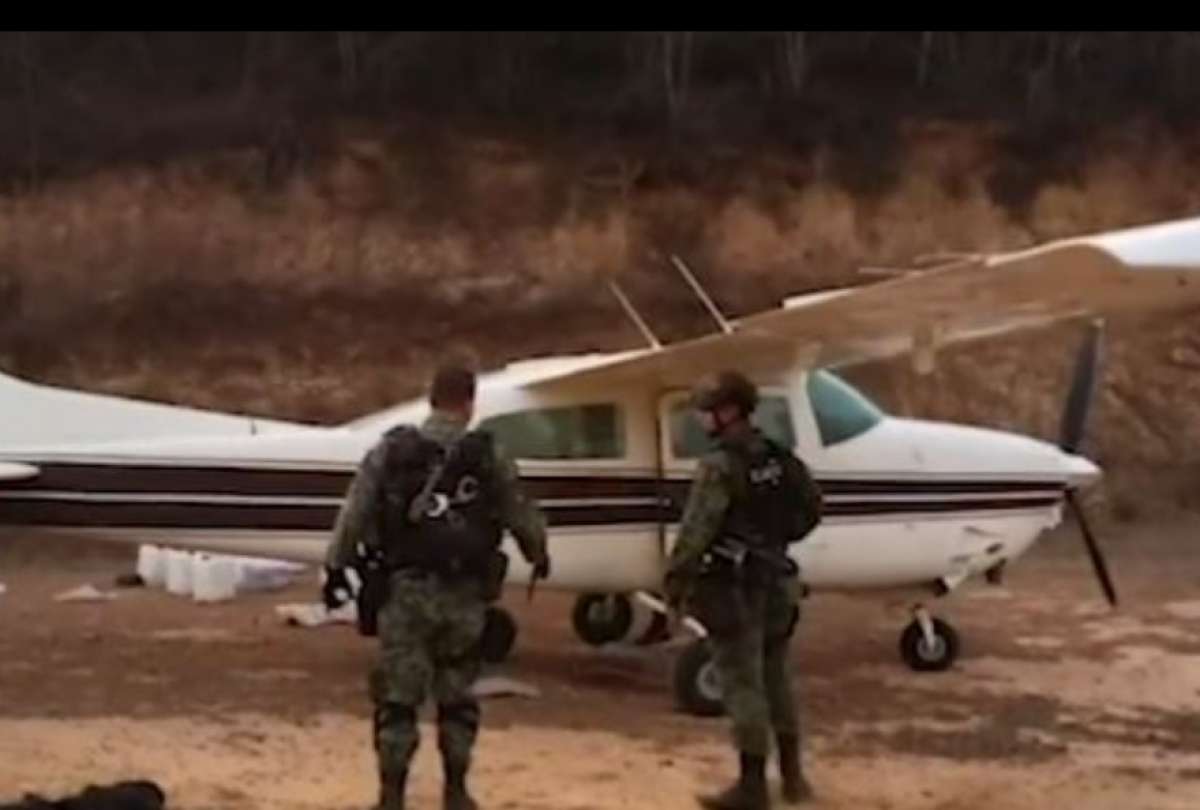 Una avioneta tipo Cesna fue capturada con un cargamento de droga en su interior.