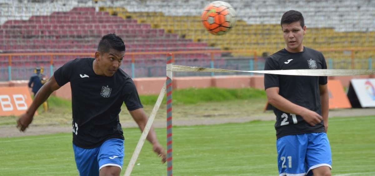 El delantero &Eacute;dison Preciado (izq.) y el defensa argentino 	Richard Schunke durante una pr&aacute;ctica de Deportivo Cuenca en el estadio Alejandro Serrano. 