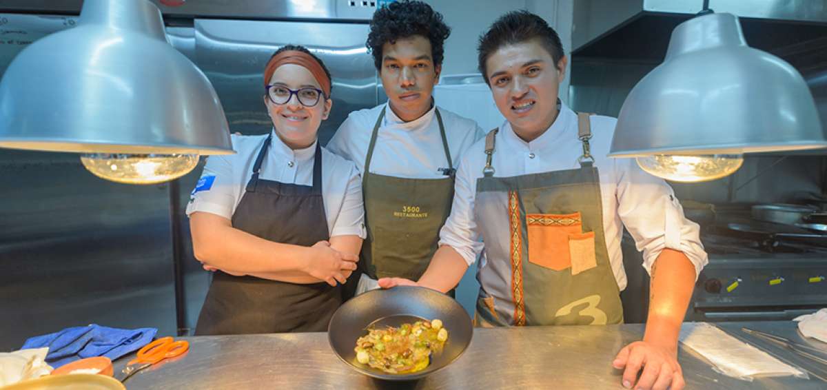 El chef Alejandro Huertas (der.) naci&oacute; en Sangolqu&iacute;. Es propietario del restaurante 3500.