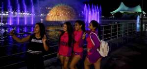 Los j&oacute;venes aprovechan los recursos tecnol&oacute;gicos para llevarse un recuerdo del moderno parque La Rotonda.