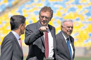 Jerome Valcke (c) junto a  Bebeto (i) y Jos&eacute; Mar&iacute;a Mar&iacute;n (d) durante una inspecci&oacute;n. Foto: 
