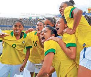 Daniela Montoya (izq.), de Colombia, intenta arrebatarle el esf&eacute;rico a Andressa Alves, de Brasil, que ayer estuvo bien marcada y no la dejaron jugar c&oacute;modamente. Foto: Miguel Jim&eacute;nez / El Tel&eacute;grafo.