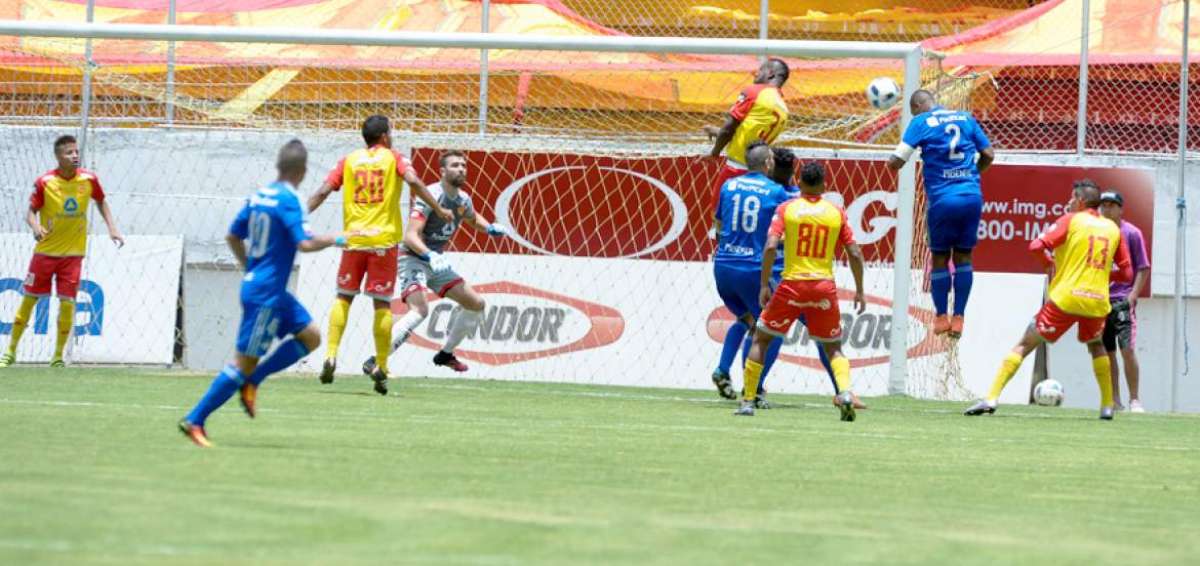 Jorge Guagua (n&uacute;mero 2) conecta el cabezazo que le dio al campe&oacute;n ecuatoriano el segundo tanto.