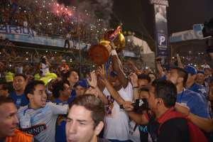 Gabriel Achilier llev&oacute; la copa durante la vuelta ol&iacute;mpica. Foto: Miguel Castro / El Tel&eacute;grafo
