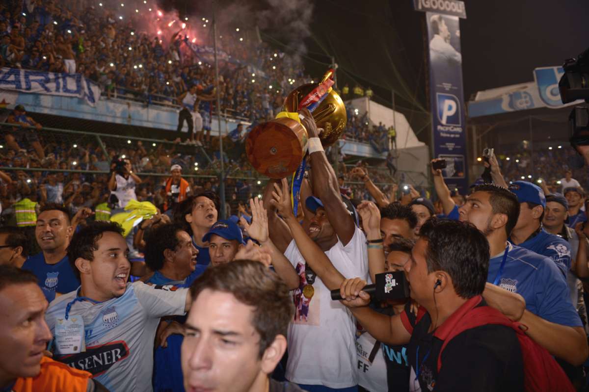 Gabriel Achilier llev&oacute; la copa durante la vuelta ol&iacute;mpica. Foto: Miguel Castro / El Tel&eacute;grafo