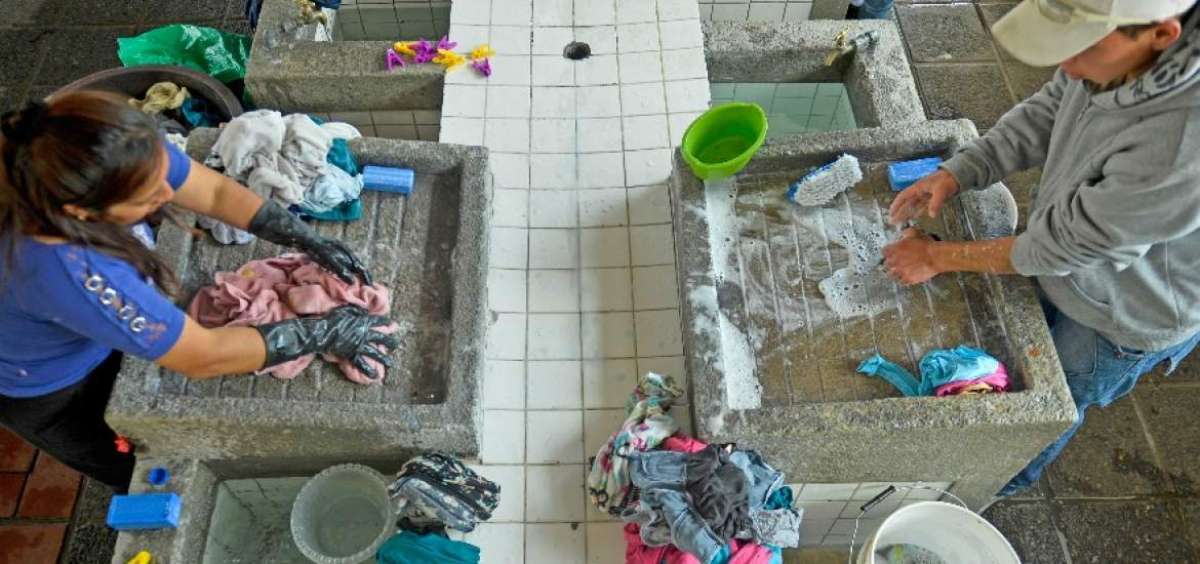 Kevin Bayas colabora en la tarea de lavado de ropa familiar, pues se encuentra desempleado. Vive junto a su familia pol&iacute;tica en el sector de San Roque.  