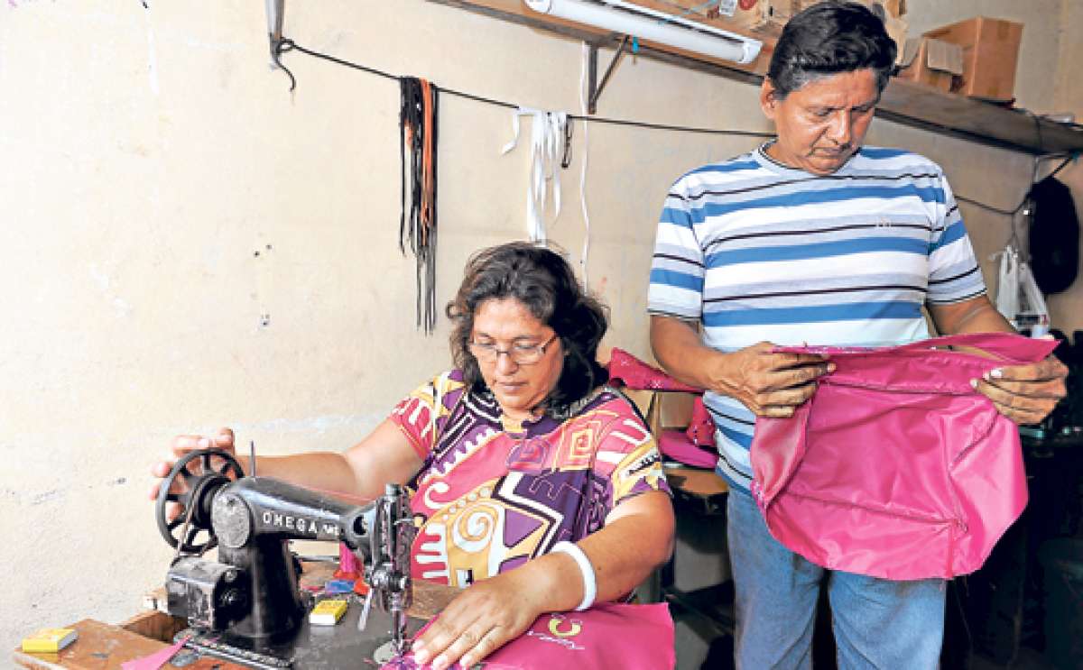 Vicente Flores, de 57 a&ntilde;os, junto a su esposa M&eacute;lida, quien se encarga de confeccionar las mochilas personalizadas. FOTO: KARLY TORRES/ EL TEL&Eacute;GRAFO 