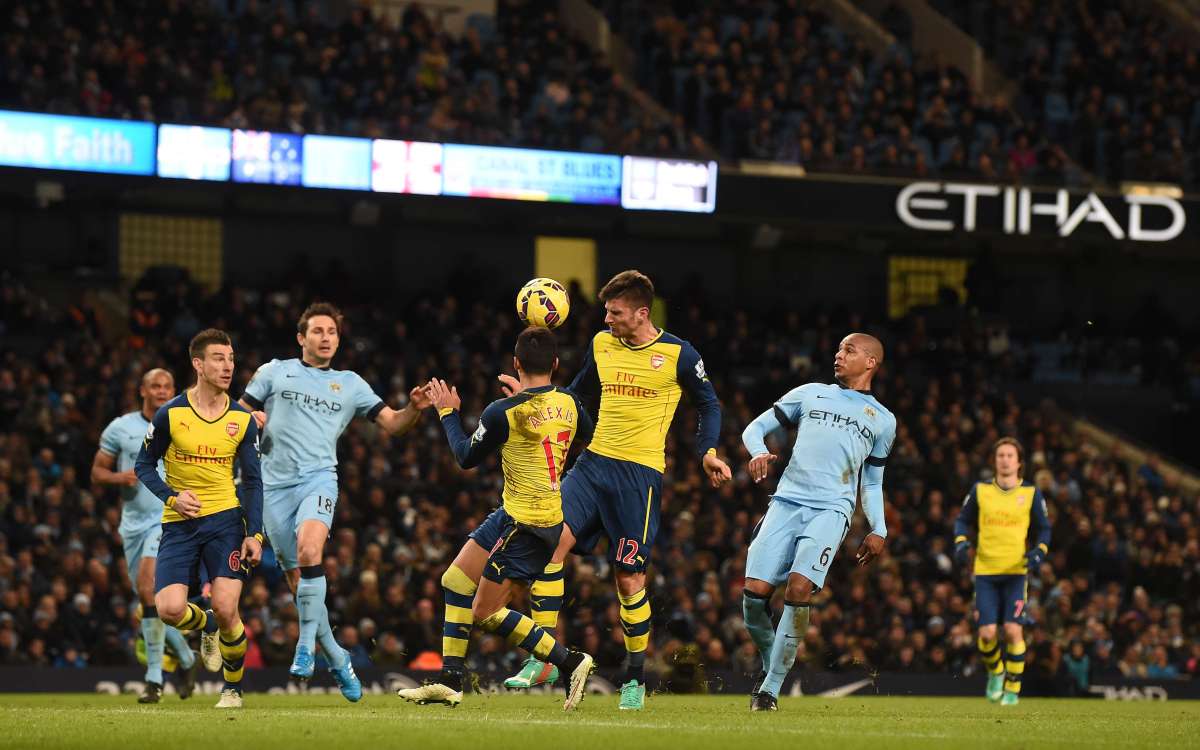 Olivier Giroud (c.) en el momento que cabecea para anotar el segundo gol. Foto: AFP
