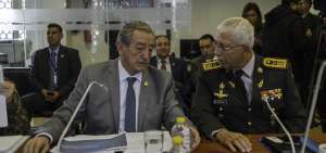 El ministro de Defensa, Oswaldo Jarr&iacute;n; y el jefe del Comando Conjunto, Roque Moreira, dialogan previo a la comparecencia.