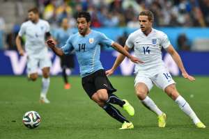 Nicol&aacute;s Lodeiro (i.) podr&iacute;a ser titular ante los italianos. Foto: AFP