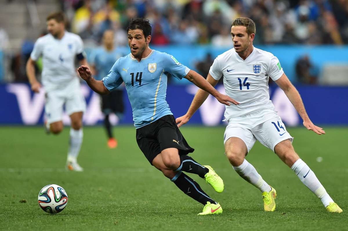 Nicol&aacute;s Lodeiro (i.) podr&iacute;a ser titular ante los italianos. Foto: AFP