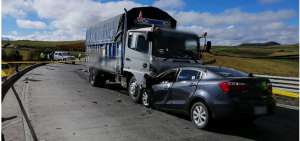 Un auto y un cami&oacute;n chocaron de frente en el sector El Lirio, de Colta.