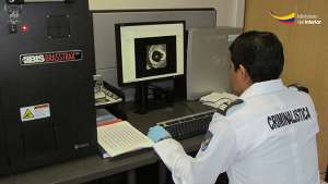 Un t&eacute;cnico de la secci&oacute;n de Bal&iacute;stica de los Laboratorios de Criminal&iacute;stica de la Polic&iacute;a Nacional analiza una bala relacionada con un homicidio. Foto: Cortes&iacute;a