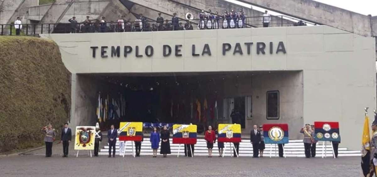 El templo est&aacute; en las laderas del Guagua Pichincha, lugar donde ocurri&oacute; la batalla que liber&oacute; a Quito de la corona espa&ntilde;ola en 1822.
