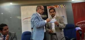 Francisco Garc&iacute;a, subgerente comercial de GAD de Seguros Sucre, entrega el cheque por $ 6&rsquo;600,087,28 al gerente de la EPAM, Jos&eacute; Espinoza.