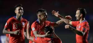 Eduardo Vargas (atr&aacute;s a la izquierda), Mauricio Isla (agachado) y Jos&eacute; Fuenzalida (derecha) buscan su tercer t&iacute;tulo de la Copa Am&eacute;rica.