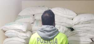 Un agente de la Polic&iacute;a muestra la cantidad de la carga localizada en Quito. 