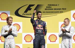 Daniel Ricciardo (c.) arranc&oacute; la carrera en quinto lugar y pudo terminarla en la primera posici&oacute;n. Foto: AFP