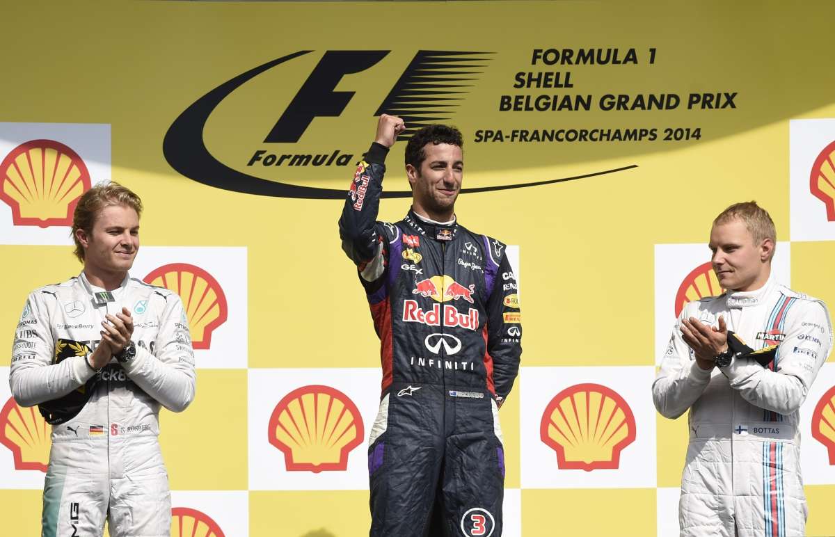 Daniel Ricciardo (c.) arranc&oacute; la carrera en quinto lugar y pudo terminarla en la primera posici&oacute;n. Foto: AFP