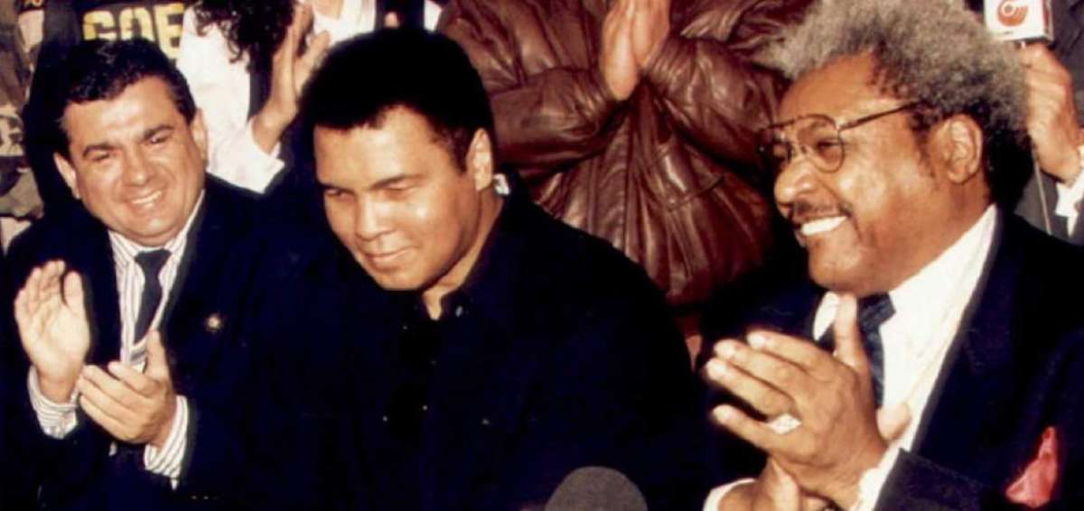 El promotor de boxeo Don King (d) junto a Mohamed Al&iacute; y Leonardo Escobar en una rueda de prensa.