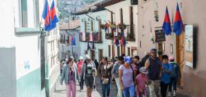Las viviendas y negocios del centro lucen embanderadas como homenaje a la ciudad. 
