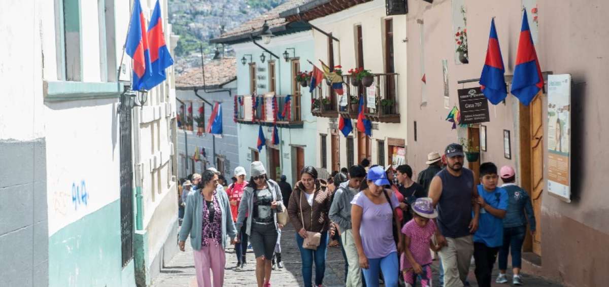 Las viviendas y negocios del centro lucen embanderadas como homenaje a la ciudad. 