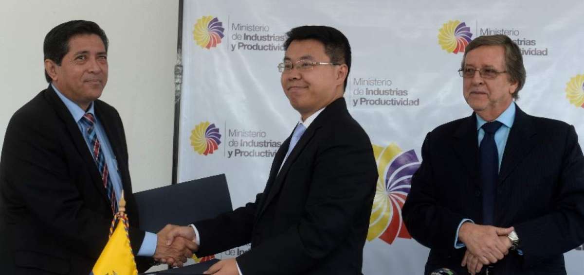 Luis Monteverde, gerente General (s) de Enfarma EP y Cui Jiao, apoderado general encargado de la Oficina de Sinopharm en Ecuador, estrechan las manos tras la firma del acuerdo.