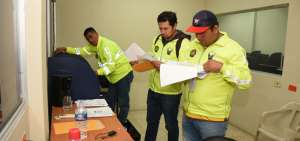 Las investigaciones iniciaron en septiembre por denuncias ciudadanas. De los tres detenidos, uno es funcionario de la Comisi&oacute;n de Tr&aacute;nsito.