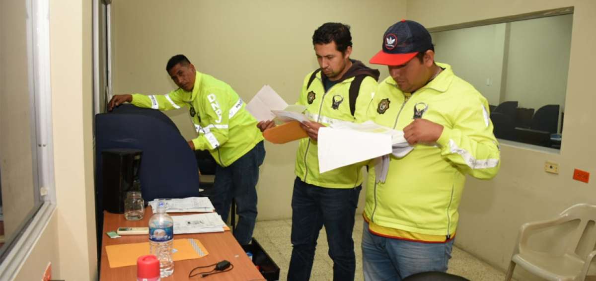 Las investigaciones iniciaron en septiembre por denuncias ciudadanas. De los tres detenidos, uno es funcionario de la Comisi&oacute;n de Tr&aacute;nsito.