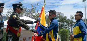 El deportista Darwin Castro (d) recibi&oacute; este viernes 16 de agosto el Pabell&oacute;n Nacional como abanderado de la delegaci&oacute;n ecuatoriana que competir&aacute; en los Juegos Parapanamericanos de Lima 2019, que arrancar&aacute;n el 23 de agosto.
